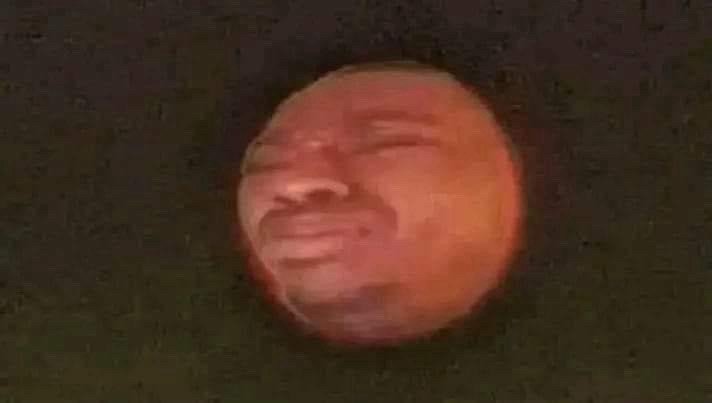 Il mio ex: "La luna sa quanto sono stato fedele con te"La luna: