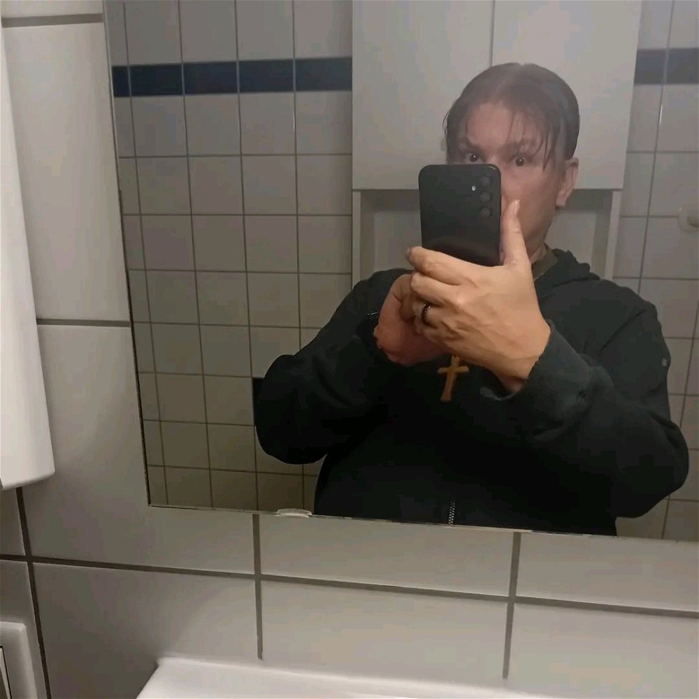 Hallo an alle Frauen.Ich bin sehr traurig 😢. Mir kommen fast die Tränen. Und der Grund ist, dass ich mich nie wieder in eine Frau verlieben  😍 werde.Weil mich keine Frau mehr haben möchte.Ich verstehe die Welt nicht mehr.Und obwohl ich so ein toller Liebhaber bin.Aber ihr gibt mir nicht die Chance