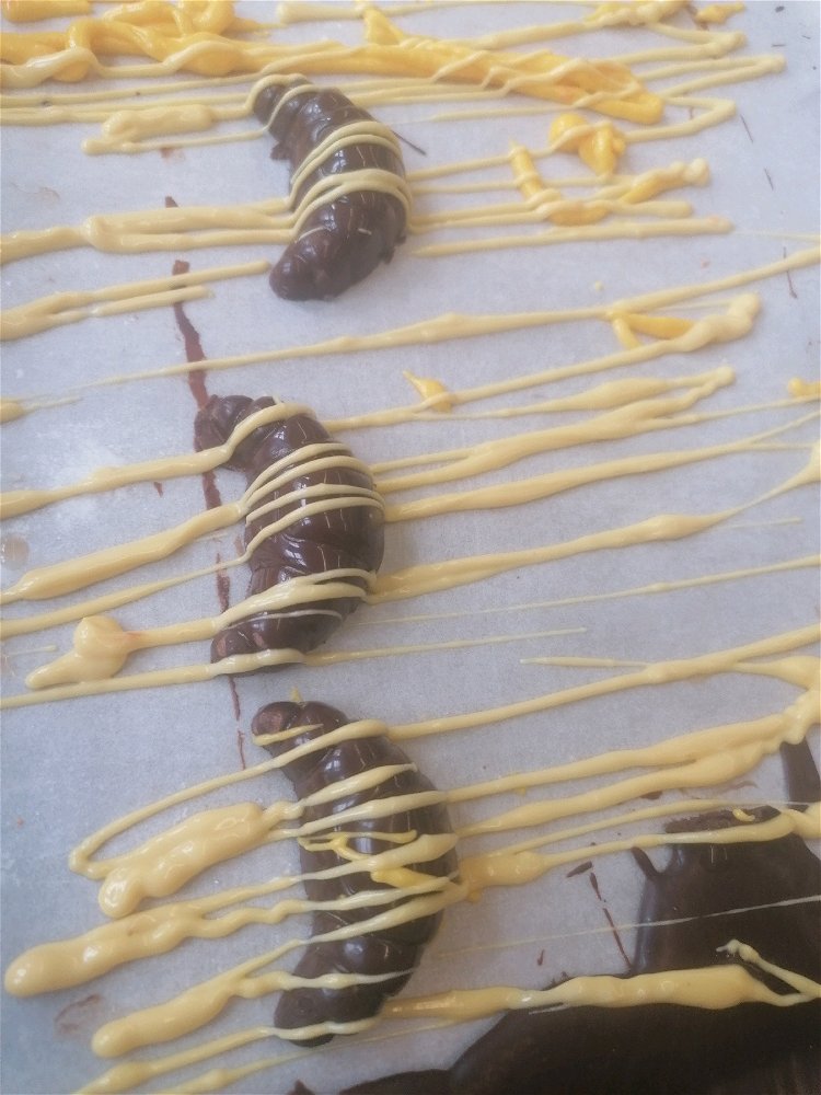Kleine lemon curd pralinen in croissant form