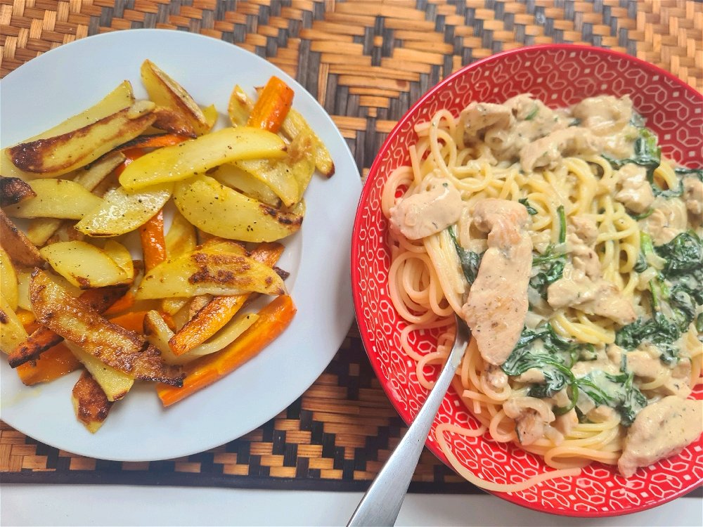 Spaghetti Sahnesauce mit Spinat und Hühnchen sowie Ofengemüse als side