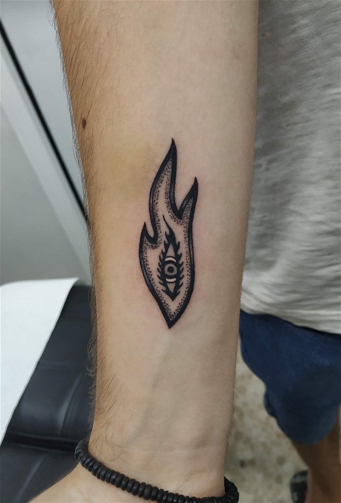 Tatuaje de simbología de ojo con fuego