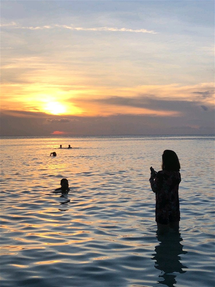 夕陽西下餘暉的海景  一天又將結束