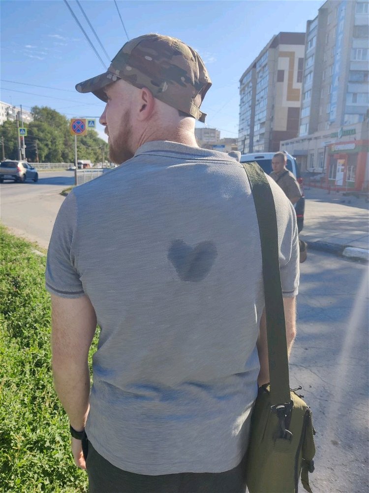 Романтично вспотел сердечком))