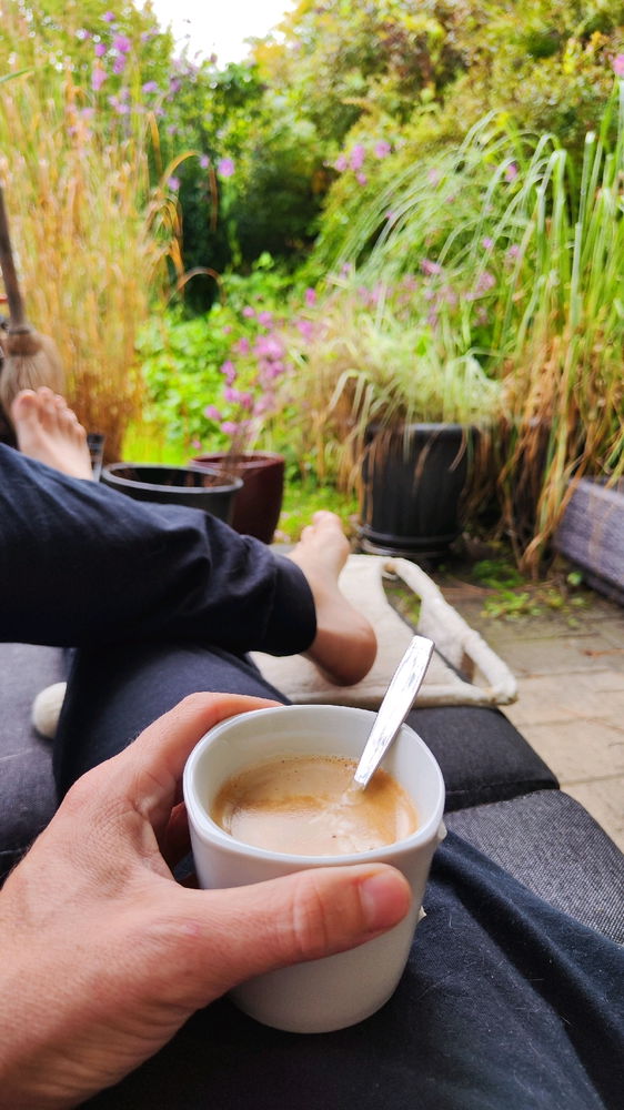 Kaffe und dem Regen lauschen