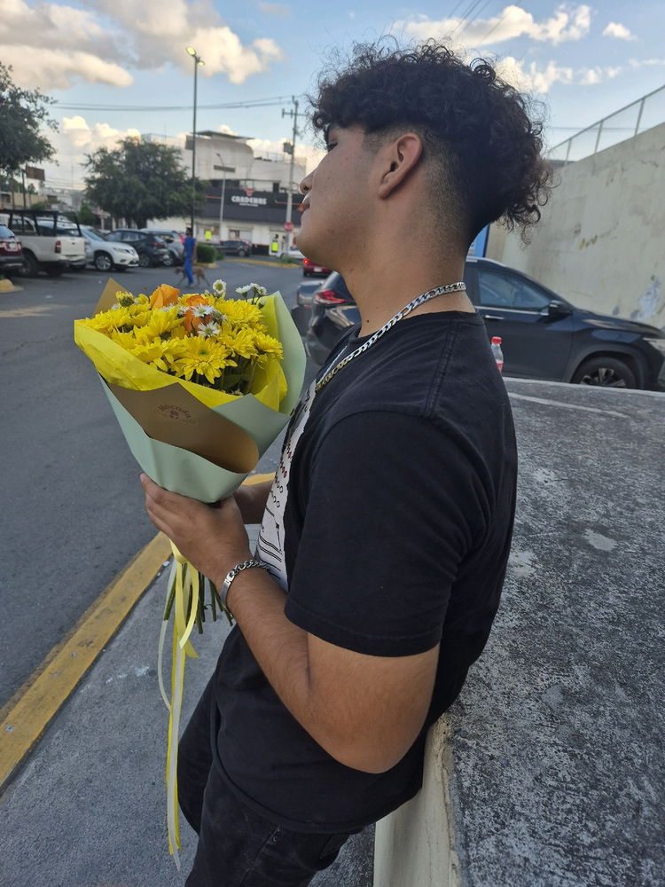 Si les regalaron flores amarillas?