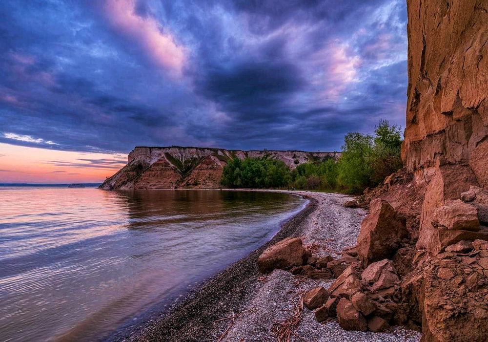 People will walk in and walk out of your life, but the one whose footstep made a long lasting impression is the one you should never allow to walk out...💗