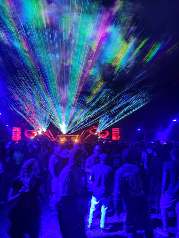 Space Safari, tegen Frankrijk, een zalige Goa 🕉️ Party van 3 nachten lang, goed gefeest en gedanst, op de camping love piece 🕉️