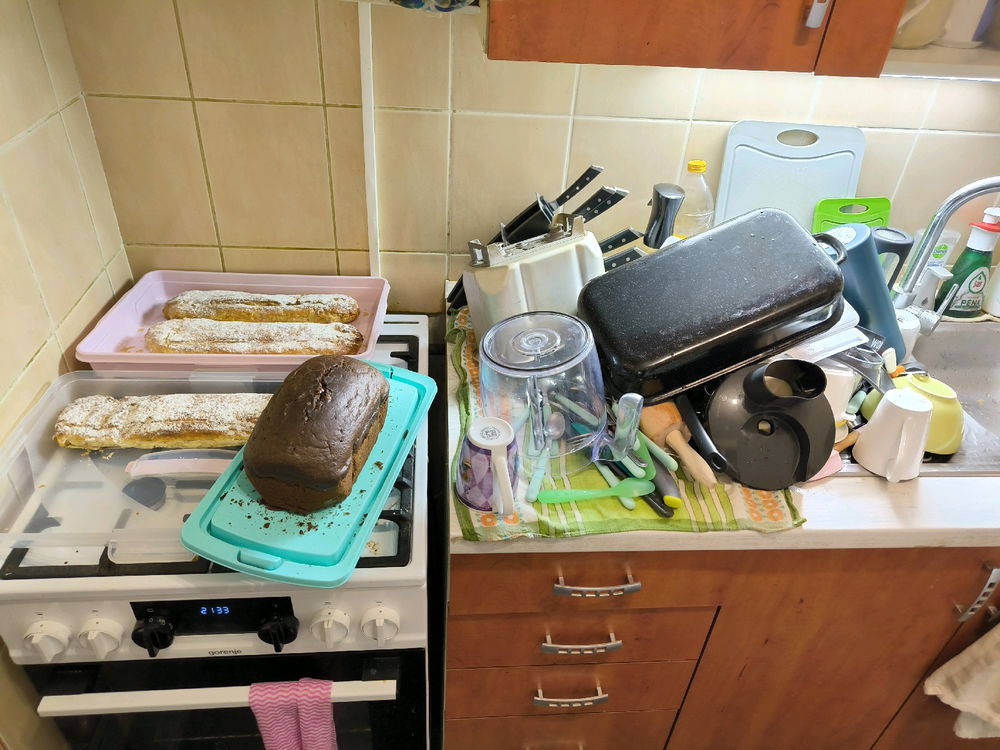 Tak já mám dnes po práci, napečeno na zítra, umytá halda nádobí a můžu jít konečně spát 🤣🤣🤣