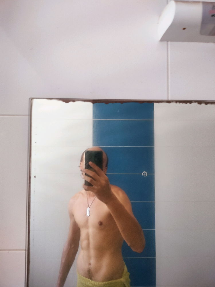 1mois de sport 100% naturel pas dégueu non? Faut que je prenne des épaules et de la masse (ectomorphes)