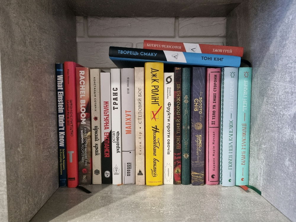 Показуйте свої книжкові полиці