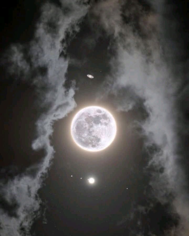 Una foto compuesta de la Luna llena con Júpiter y Saturno.