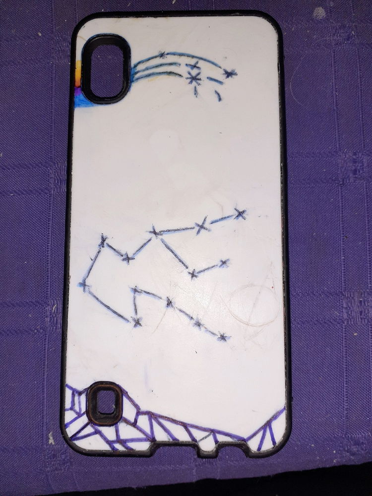Pintando en mi funda de celular.