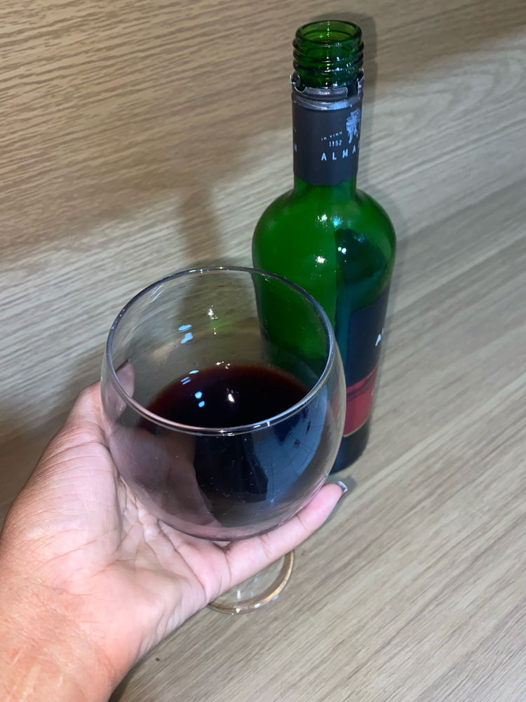 Sei que não posso parar o tratamento para beber. Mas eu paguei por essa gracinha e não vou desperdiçar. A noite começou a ficar com um gosto de “ e se eu beber só uma taça😁