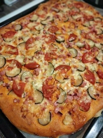 Сделали пиццу🙂аромат стоит непередать вкуснятина😋