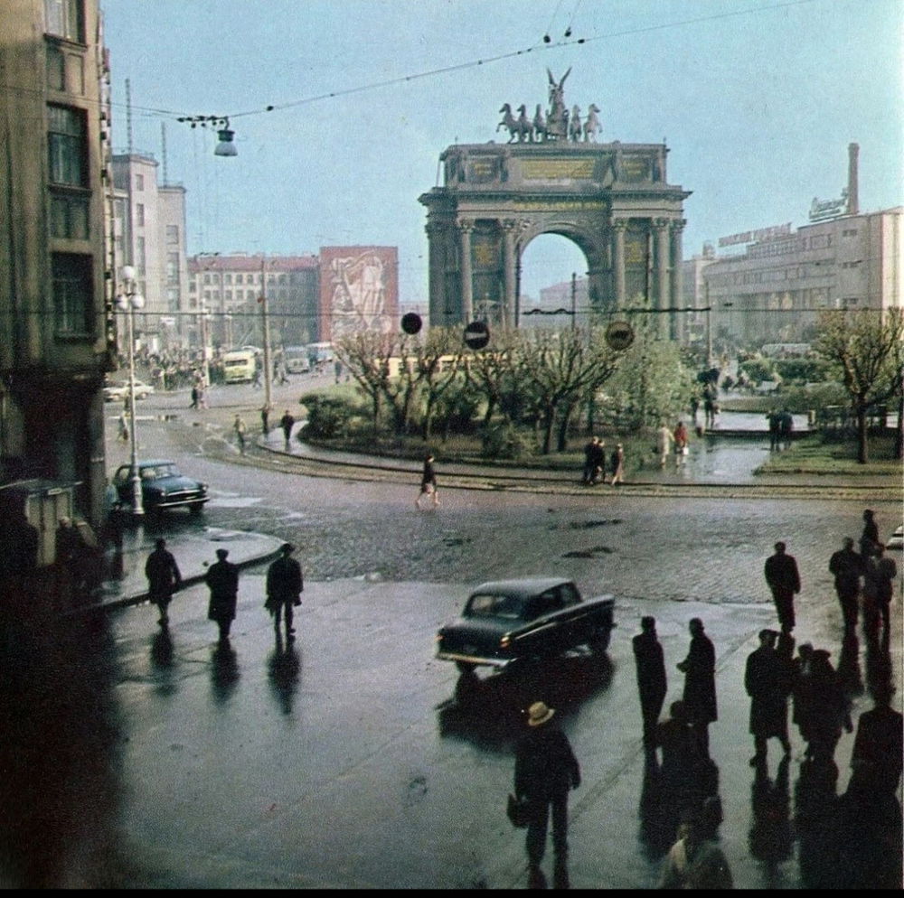 Нарвские триумфальные ворота в Ленинграде

🕒1950-е 🌸