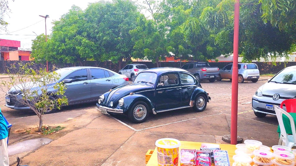 É incrível como esse carro se destaca ao redor dos carros modernos