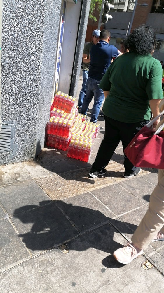 Interesante.. Estaba caminando 😂 pasé cerca de unas personas y estaban regalando bebidas a montones..