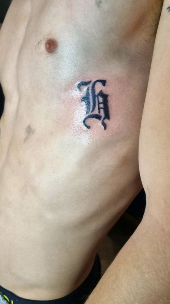 Waarneer je broertje vraagt voor een tattoe dan krijgt hij ook een tattoe