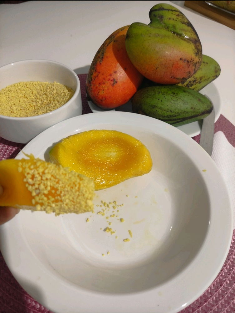 A rainha do meu quintal é mesmo a mangueira, fornecendo frutas deliciosas e sombra para relaxar! 🌳🥭❤️