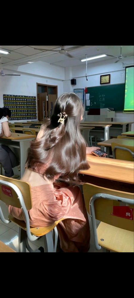 Imagine if she is sitting front of you in college 🫣..........
.
.
.
.
.
.
.
( Now read first word again 😉😏)