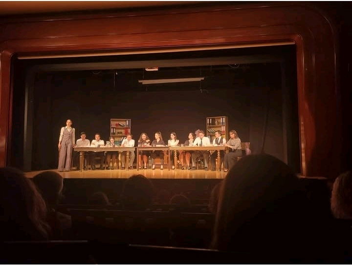 Perde açıldığında, hayatın tüm renkleri sahneye taşınır ve biz seyircileri bir serüvene sürükler 🎭 Emek veren tüm tiyatro sanatçılarının ve tiyatroya gönül veren herkesin Dünya Tiyatro Günü kutlu olsun! ✨
