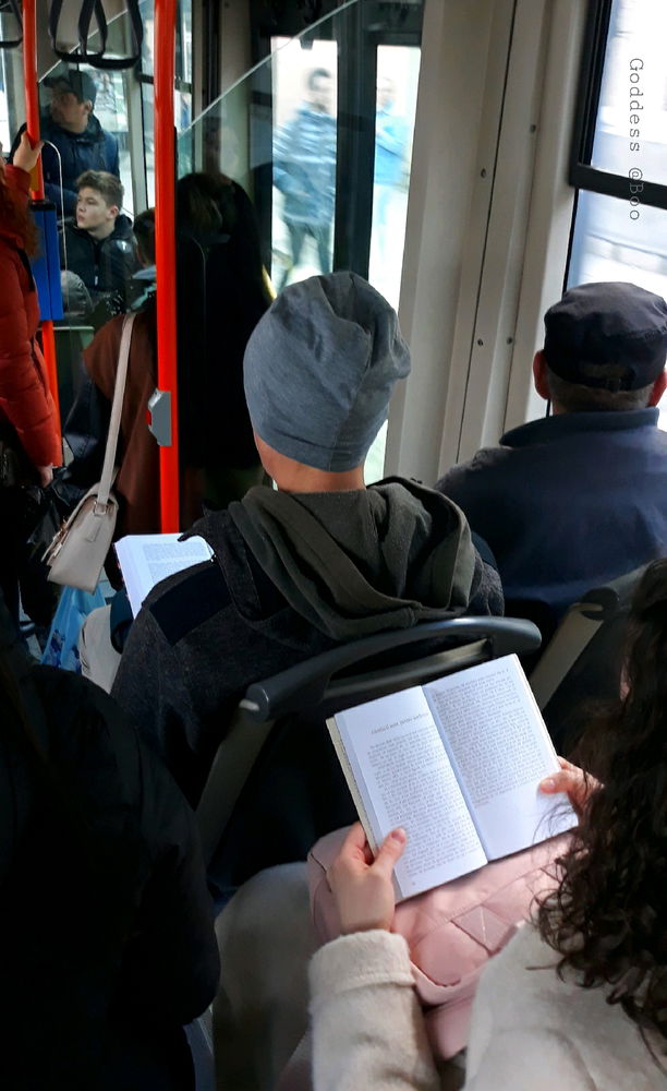 Să mai aud vreun boșorog care spune că rOmÂnIi Nu CiTeSc