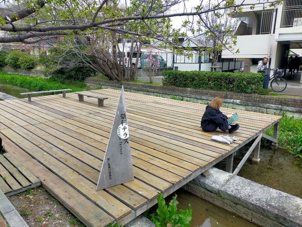 花桃と「崇仁テラス」(京都市)