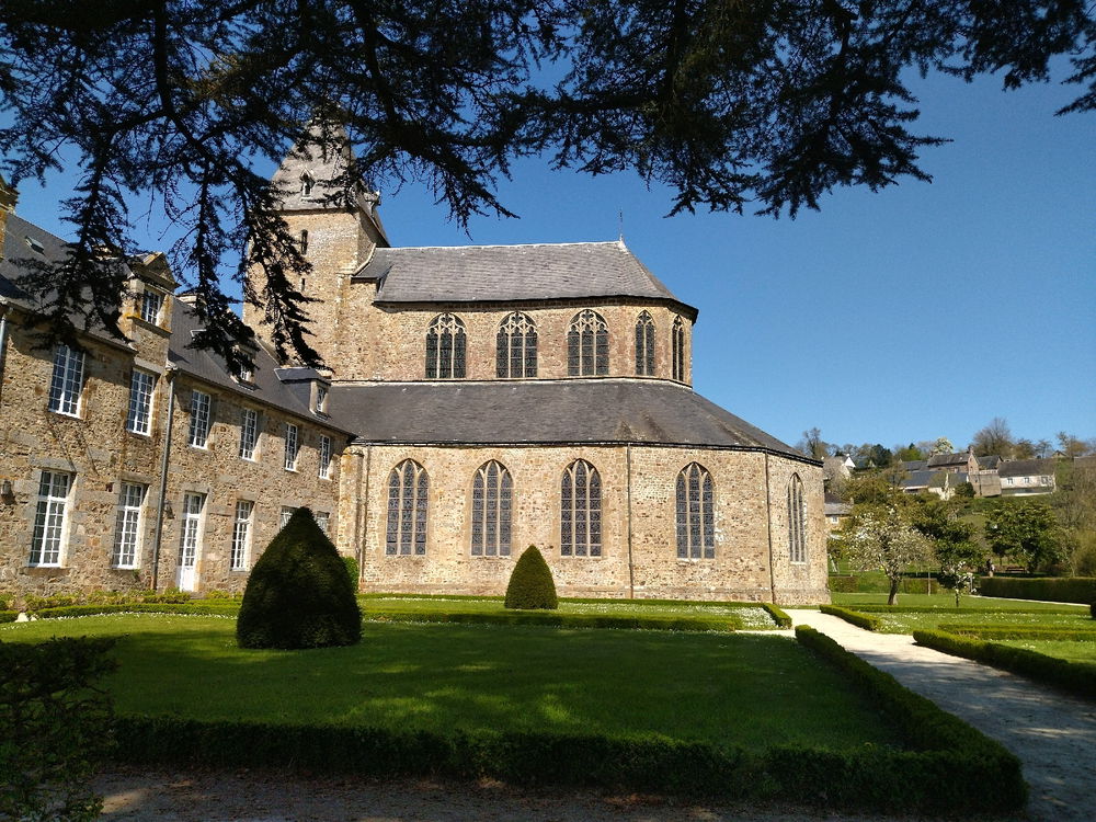 Instant méditation a l'abbaye de Lonlay-l'abbaye.