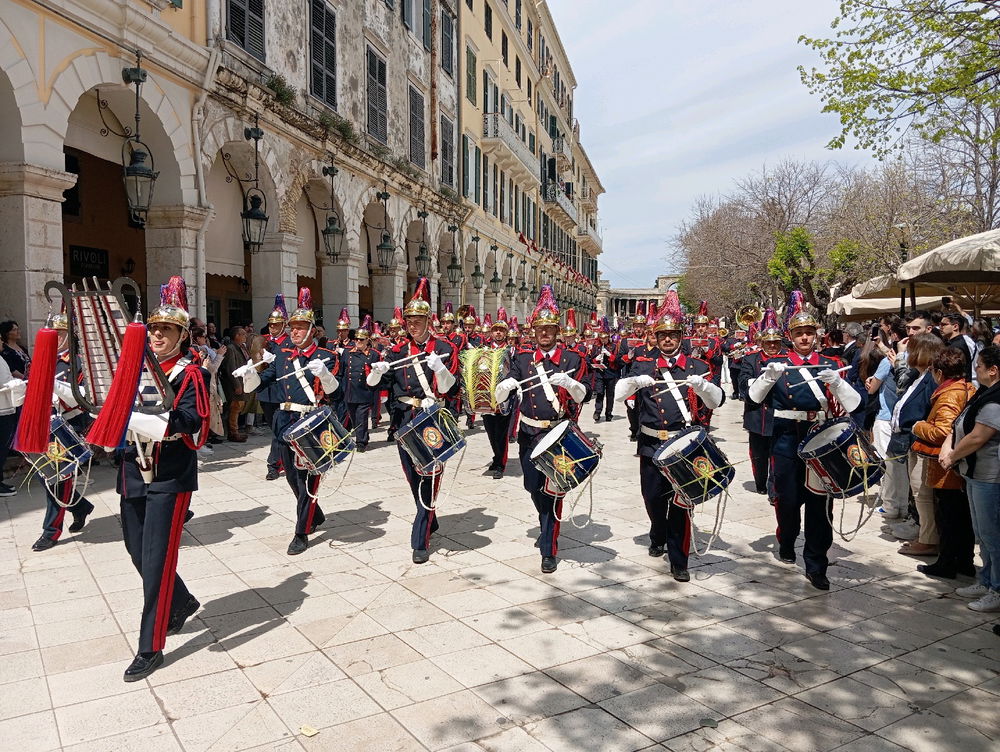 Από σήμερα και για όλη την εβδομάδα η Κέρκυρα φορά τα γιορτινά της...