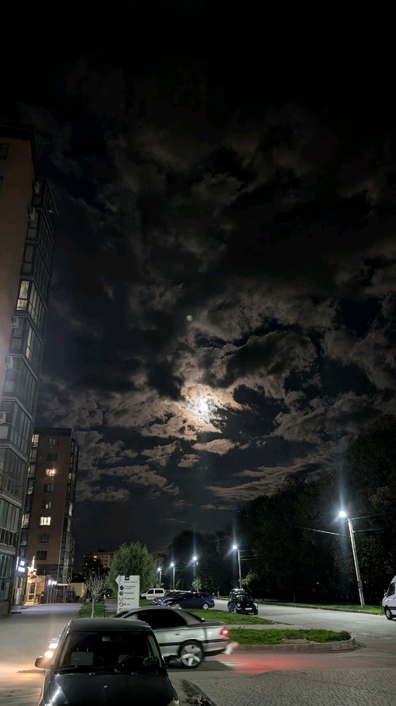 Ніч. Місяць. І відчуття, ніби все можливо🌒✨