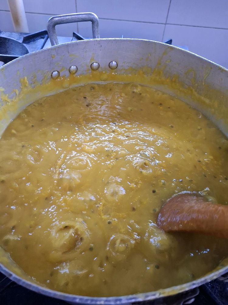 Fazendo geléia de manga e maracujá