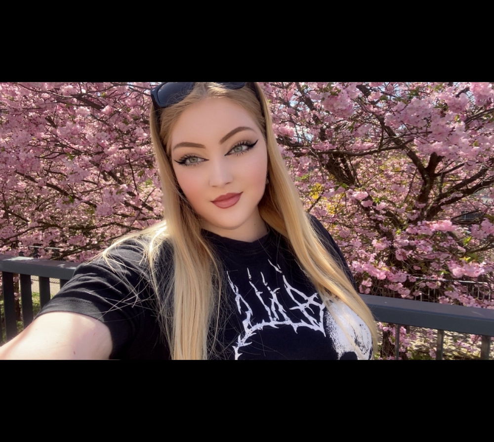 Nádhera 🥰 ještě tak přibližně dva týdny zpět jsem se na rozkvetlé sakury musela jet podívat do Turnova, ale dnes jsou rozkvetlé i u nás v Jablonci nad Nisou 😊 kdo to máte kousek určitě se přijeďte podívat a posedět na lavičce pod těmito krásnými stromy 😊