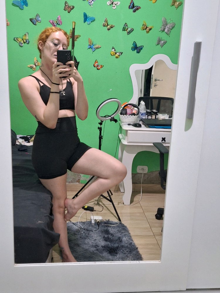 É academia, mas os traços de bailarina continuam kkk