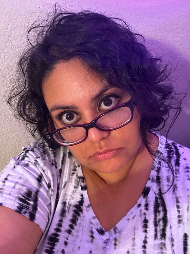 Me appreciating my naturally wavy hair 💁🏽‍♀️