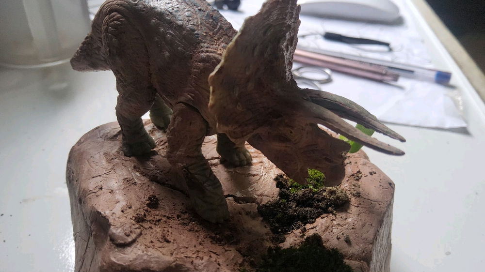 Fiz um "diorama" com argila, musgo e um dinossauro de brinquedo ao invés de estudar zoologia