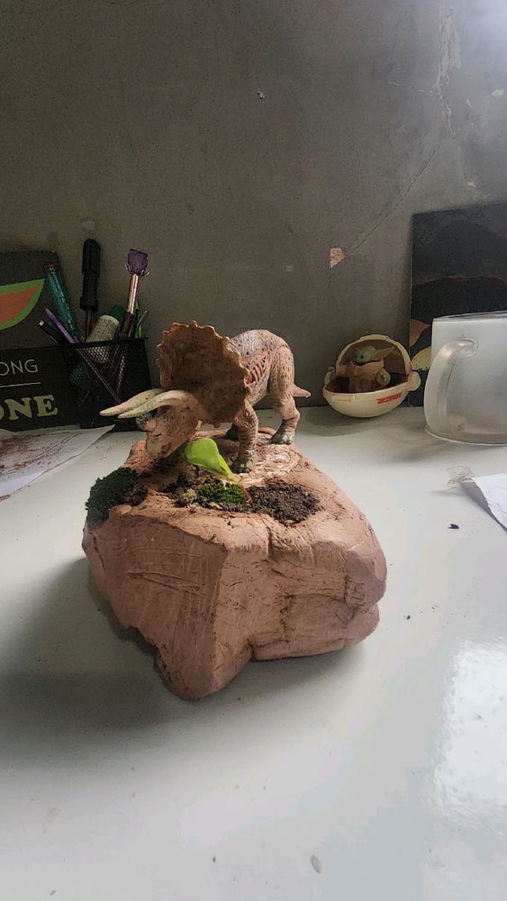 Fiz um "diorama" com argila, musgo e um dinossauro de brinquedo ao invés de estudar zoologia