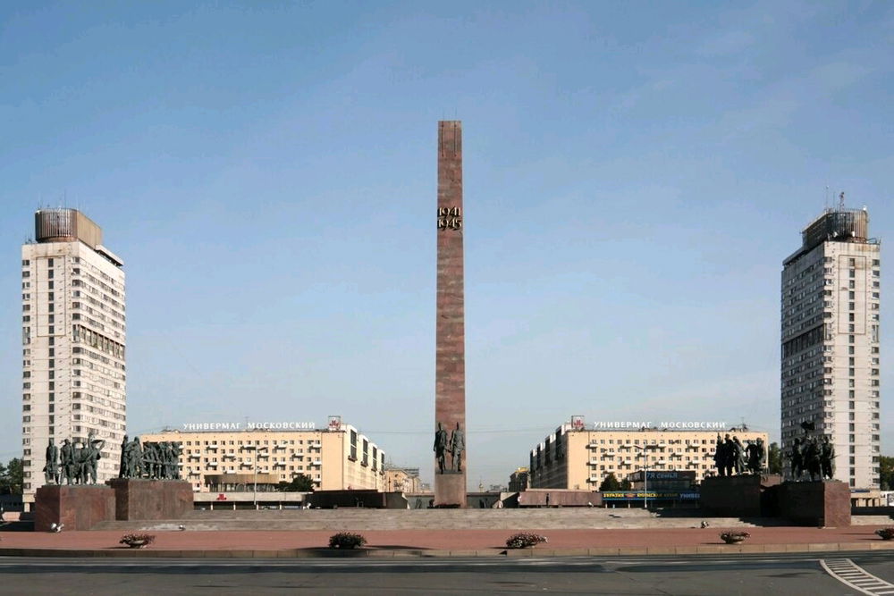 СПб, площадь Победы.
Включили по краям фонтаны с подсветкой в цветах флага!