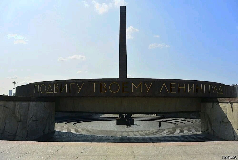 СПб, площадь Победы.
Включили по краям фонтаны с подсветкой в цветах флага!
