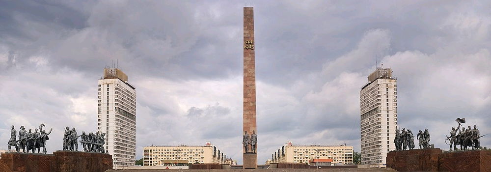 СПб, площадь Победы.
Включили по краям фонтаны с подсветкой в цветах флага!