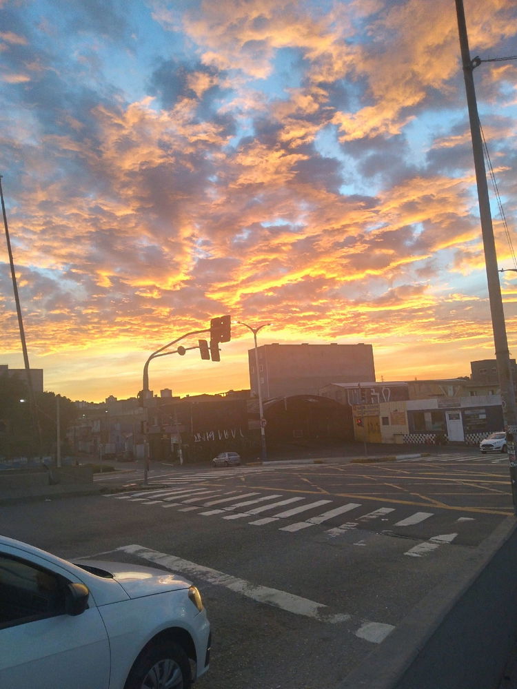 Geralmente eu levanto às 5:00 da manhã para sair às 5:30 mas dessa vez saí às 6:00 e olha como Deus é um artista!