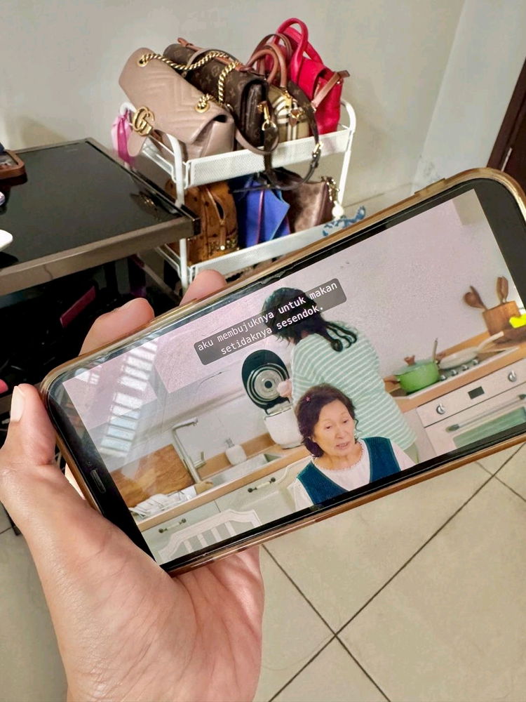Habis nyetrika lanjut drakoran dulu. Karena episodenya on going di netflix harus sabar nunggu 😌