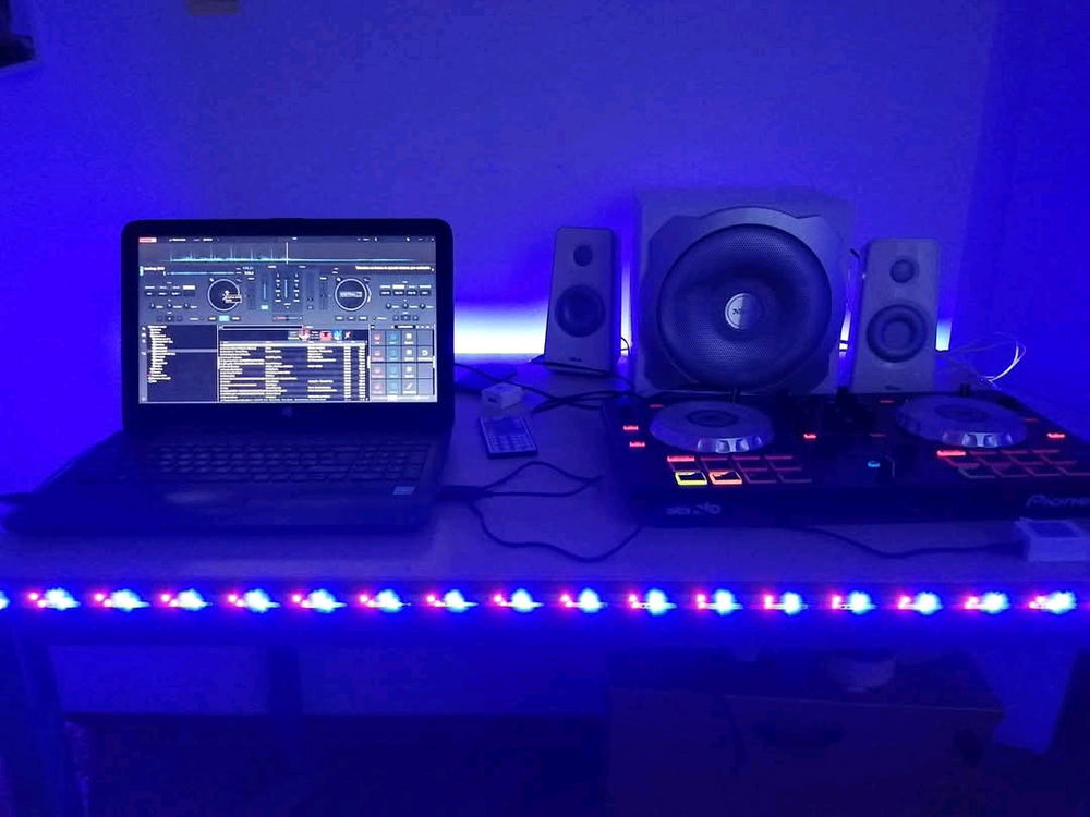 17 anni di Passione, 17 anni di Musica e ora mi sto Emergendo in questo Loop di Suoni, voci, ritmica ad una velocità inspiegabile, come se un vortice che soffia piano mi stesse cullando. Fare Il Produttore Musicale Non e Facile. Bisogna solo Avere Passione, Cuore e testa.... ❤️🎧