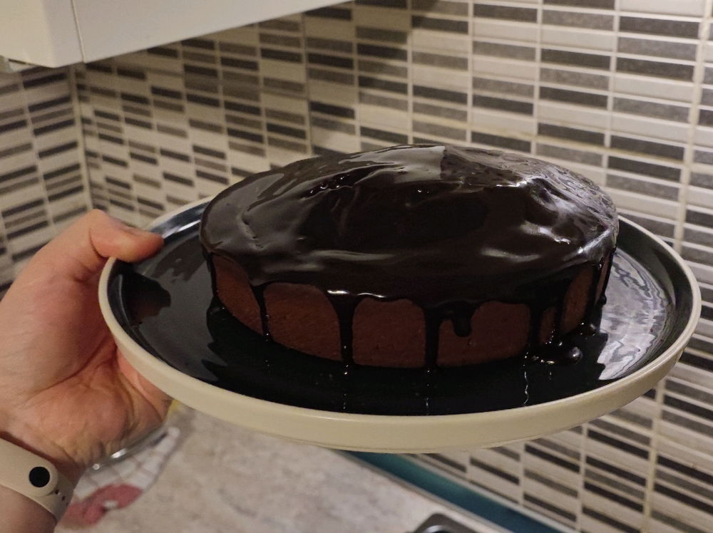 Saper cucinare è, da un lato, una cosa bellissima… ma dall’altro…
Mi è venuta voglia di dolce quasi a mezzanotte, così mi sono fatto una torta al cioccolato con glassa al cioccolato.
Addio dieta.