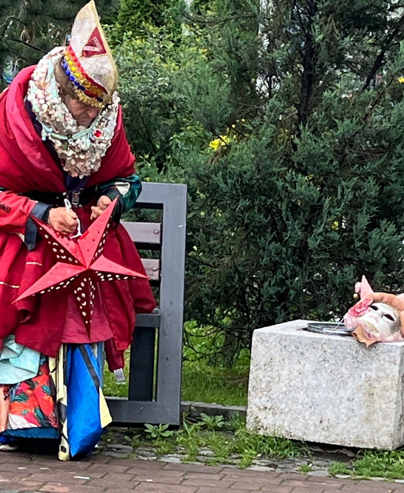 Странный дед, который мне встретился на улице. Мне было очень интересно, кого он косплеит, но я постеснялась спрашивать(