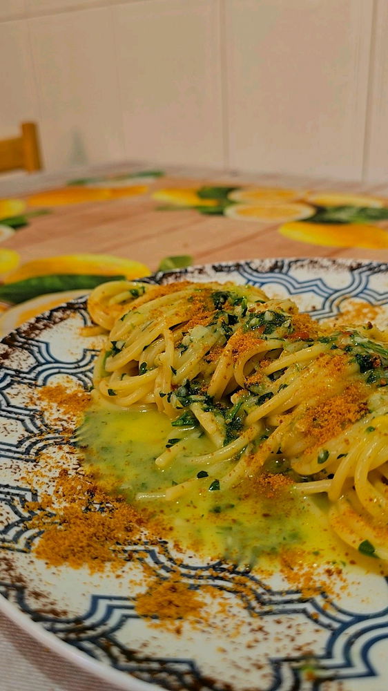 Ma quant'è bella la semplicità nelle cose e nelle persone ?
Aglio olio peperoncino con bottarga di muggine. E a te piace cucinare ? 💆🏻🍝