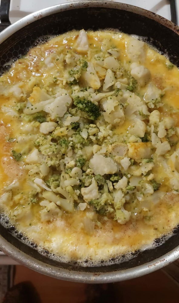Omeleta🍳🥚🧂🥦 a květák+🥔+ koření.
