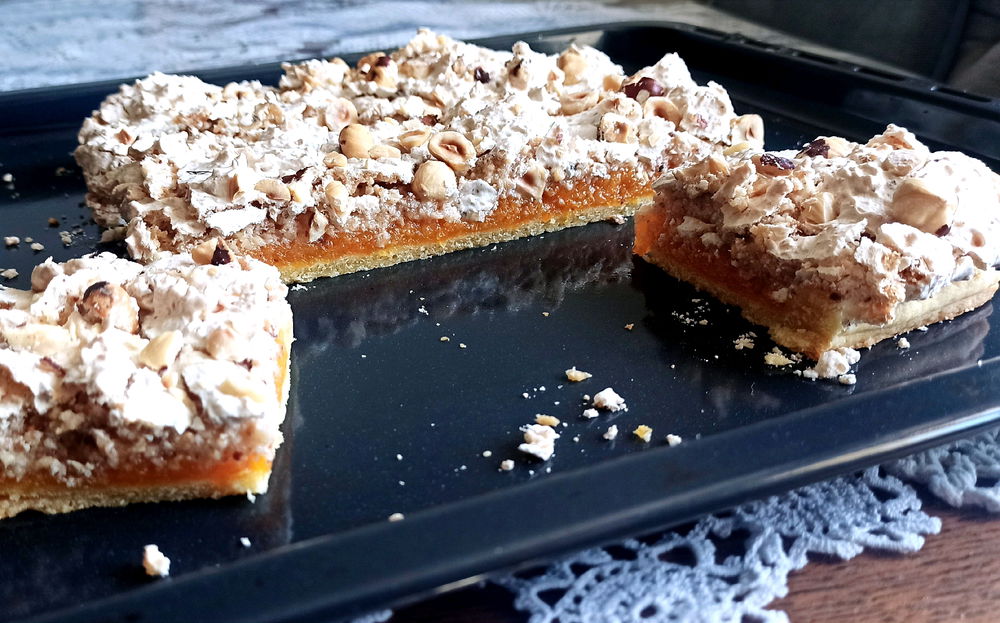 Tarta na kruchym cieście z konfiturą morelową i bezą z orzechami laskowych