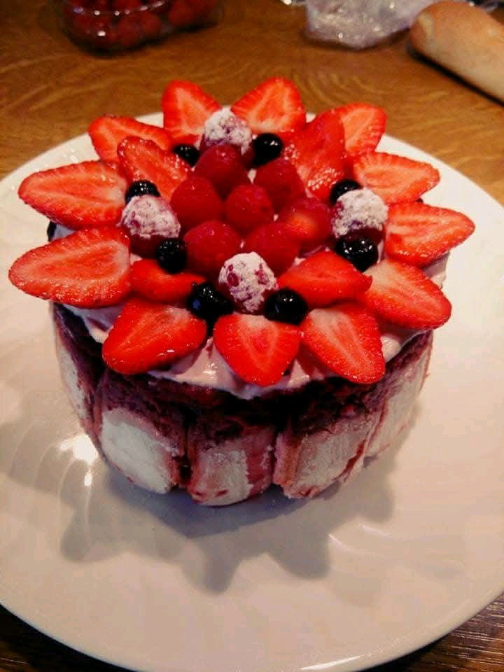 Ma Charlotte aux fruits rouges et biscuits rose de Reims 🥰