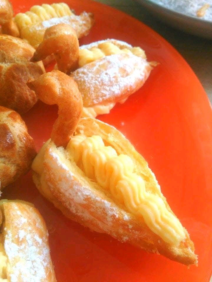 Des petits choux en forme de cygnes à la crème pâtissièr.