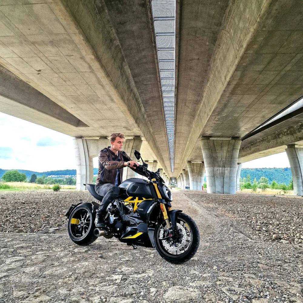 Výlet  na motorce. 
Nemáme  tu nekoho kdo by chtěl  dát  nějaký  výlet  na motorce. Holka/ kluk. Slečna  klidně  jako batůžek.
